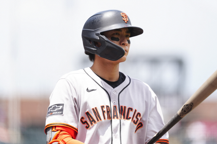Lee Jung-hoo, who was in the spotlight as the batting king, can only see the top 20 NL outfielders in fan voting. How well do we have to hit to reach 3 percent?