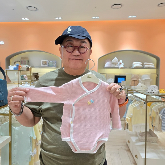 Lee Yongsik, how many clothes did you buy for your granddaughter? I hope your grandfather is Lee Yongsik