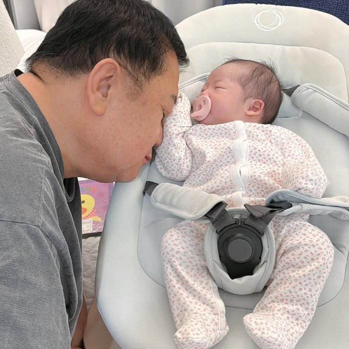 Lee Yongsik, how many clothes did you buy for your granddaughter? I hope your grandfather is Lee Yongsik