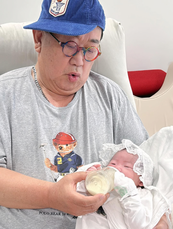Lee Yongsik, how many clothes did you buy for your granddaughter? I hope your grandfather is Lee Yongsik