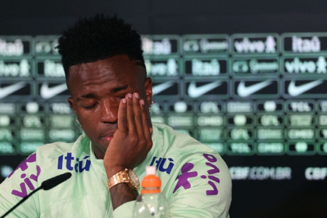 Madrid doesn't like Real and tearfully bans Vinicius from 1km, four people convicted of racist hate crimes are sentenced to prison → suspended sentence after apology
