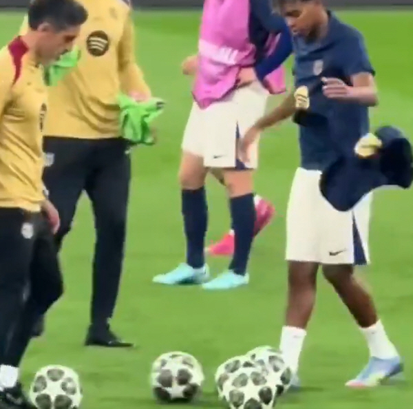 Messi didn't do that. These days, MZ Yamal takes off his training suit and flips to the floor...accusations of arrogance already