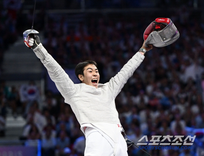 The miracle man did it again! Fencing Championship Sabres' first career victory!
