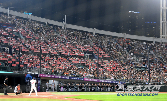  There's a reason why it's hard to get a baseball ticket. It's already over 6 million spectators. It's the first time ever to see 12!