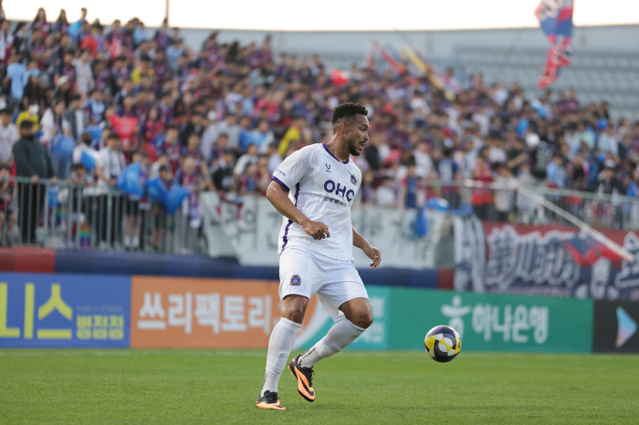 Multi-goal high-altitude bomber Mota selected K-League's 18th round MVP against Suwon FC. K-League 2 MVP is Park Seung-ho, who won Incheon