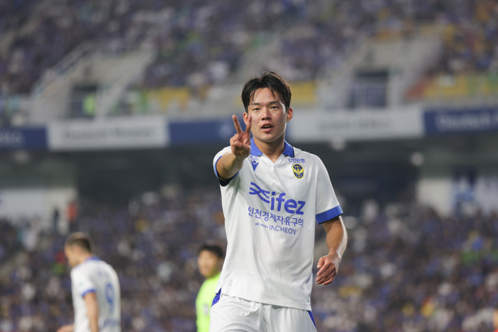 Multi-goal high-altitude bomber Mota selected K-League's 18th round MVP against Suwon FC. K-League 2 MVP is Park Seung-ho, who won Incheon