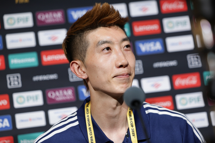 Big game killer Cho Hyun-woo is ready to enjoy the World Cup. Thumbs up...Sweden-born Rubik'sson gets a head start on K-League pride