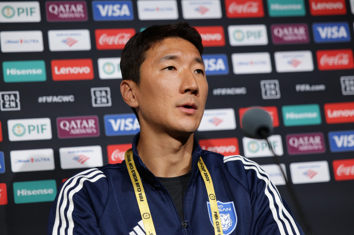 Big game killer Cho Hyun-woo is ready to enjoy the World Cup. Thumbs up...Sweden-born Rubik'sson gets a head start on K-League pride