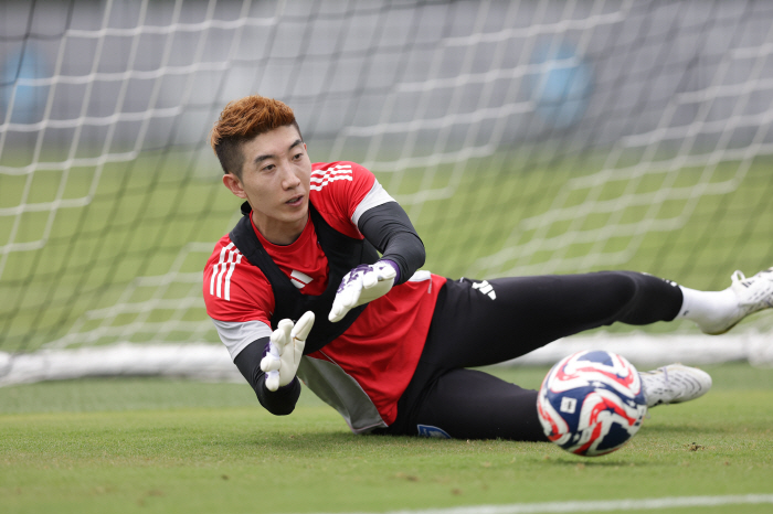 Big game killer Cho Hyun-woo is ready to enjoy the World Cup. Thumbs up...Sweden-born Rubik'sson gets a head start on K-League pride