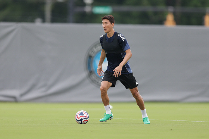 Big game killer Cho Hyun-woo is ready to enjoy the World Cup. Thumbs up...Sweden-born Rubik'sson gets a head start on K-League pride