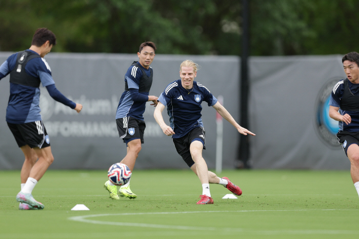 Big game killer Cho Hyun-woo is ready to enjoy the World Cup. Thumbs up...Sweden-born Rubik'sson gets a head start on K-League pride