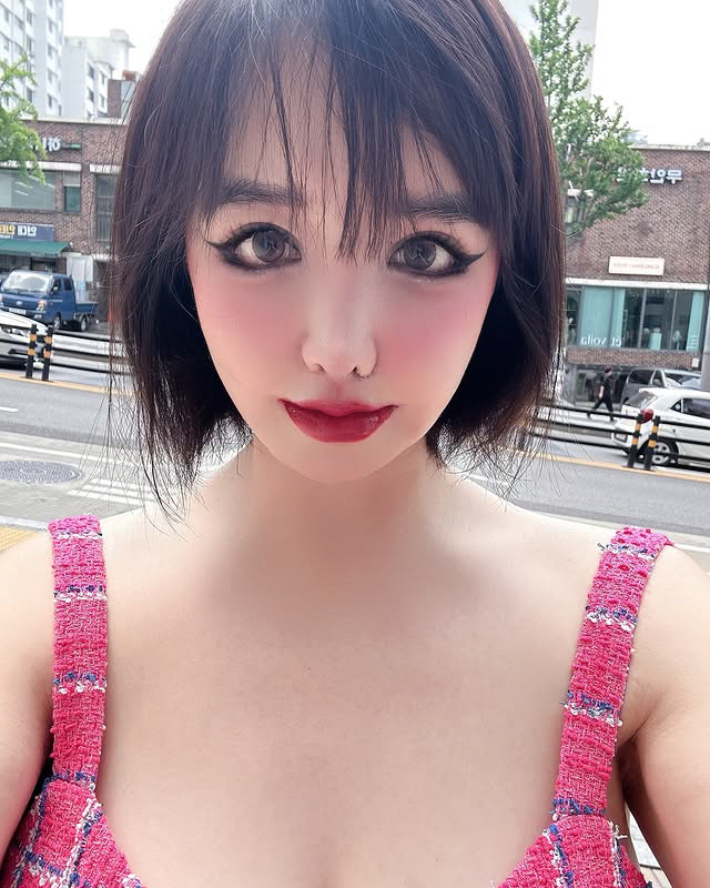 Park Bom, smudged lips, and eyeliner..It's still an unconventional makeup