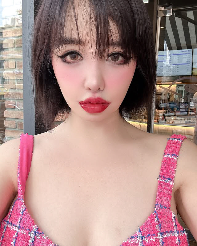 Park Bom, smudged lips, and eyeliner..It's still an unconventional makeup
