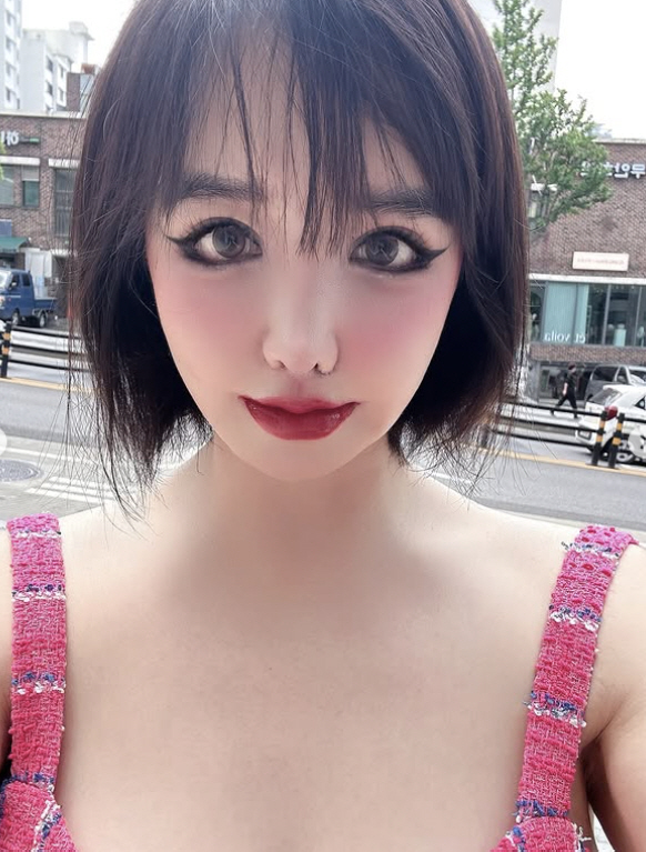 Park Bom's Joker Makeup Beyond Overlip...The background is bent. It's not a filter?