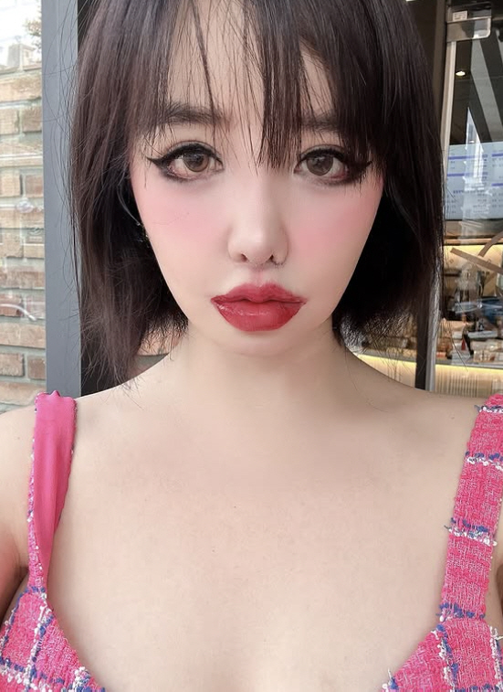Park Bom's Joker Makeup Beyond Overlip...The background is bent. It's not a filter?