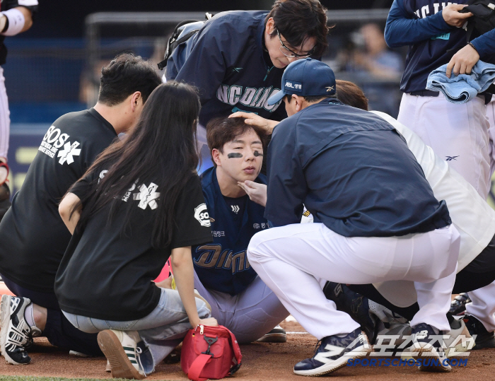 Park Gun-woo, who collapsed in the head shot, and center fielder Park Hae-min came down to the batter's box and apologized instead, and a detailed examination of the emergency room at a nearby hospital (submarine site)