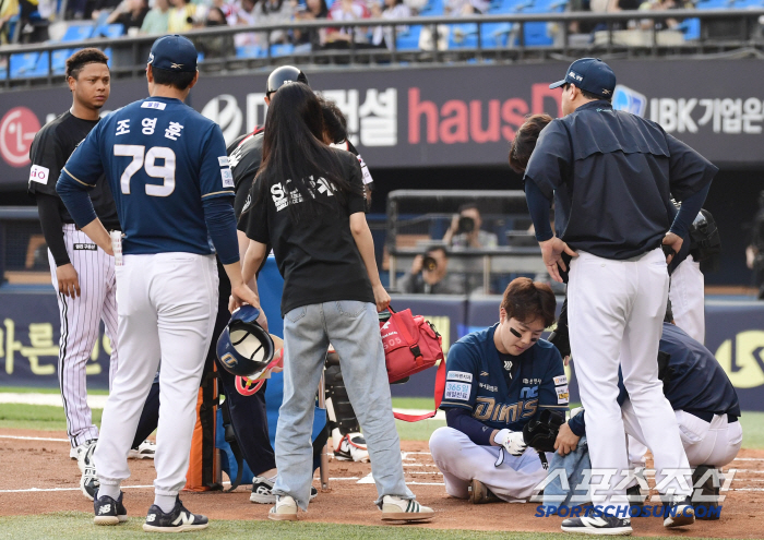 Park Gun-woo, who collapsed in the head shot, and center fielder Park Hae-min came down to the batter's box and apologized instead, and a detailed examination of the emergency room at a nearby hospital (submarine site)