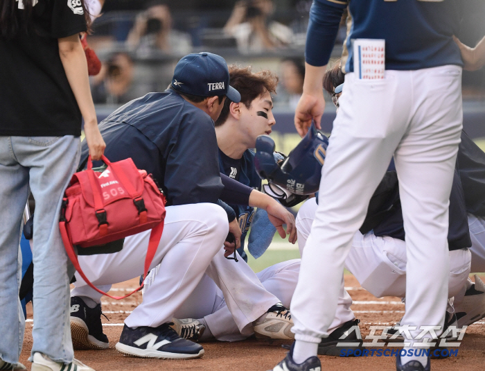 Park Gun-woo, who collapsed in the head shot, and center fielder Park Hae-min came down to the batter's box and apologized instead, and a detailed examination of the emergency room at a nearby hospital (submarine site)