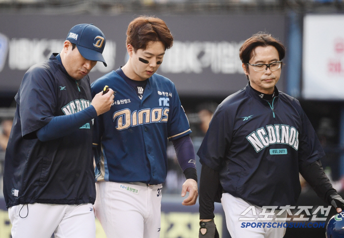 Park Gun-woo, who collapsed in the head shot, and center fielder Park Hae-min came down to the batter's box and apologized instead, and a detailed examination of the emergency room at a nearby hospital (submarine site)