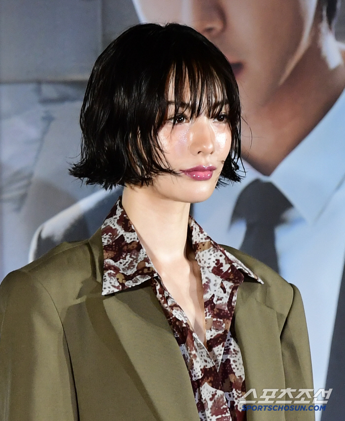  Actor Nana, like a mannequin