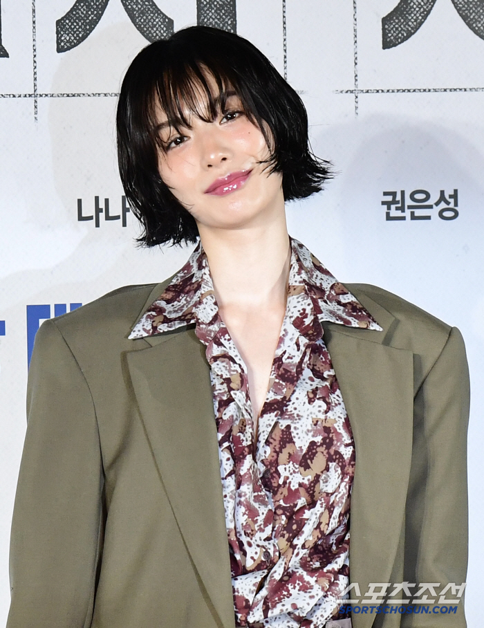 Nana's charming eye contact greeting