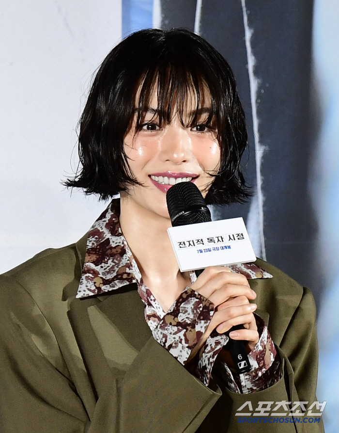  A pure smile like an actress or a girl