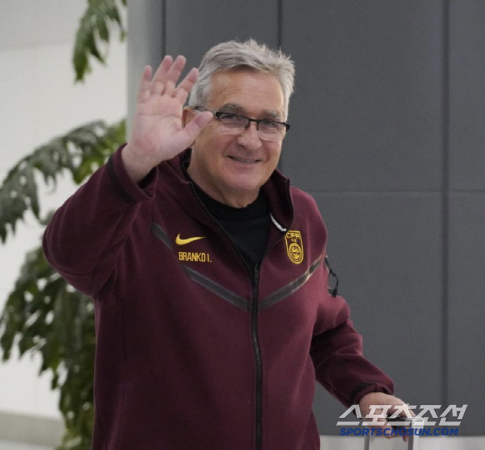 Regardless of who comes, the soccer association's atrocities toward the 71-year-old coach, receiving the lowest salary → kicking him out without penalty