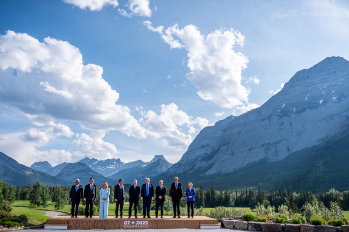 Stop the grizzly bear! ...Rocky Mountain Recreation Area to Be Held at G7 Summit mobilizes all strategies to curb access to wildlife