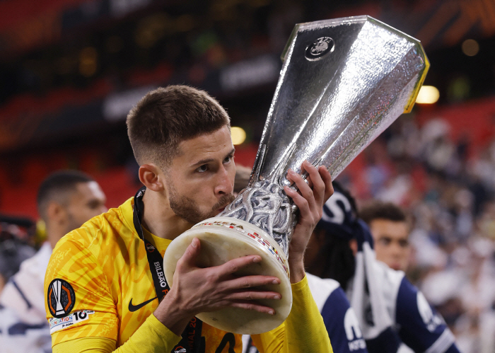 Tottenham's drastic decision to sell AC Milan love call ace...New GK to be selected under Frank, a new £12.5 million player