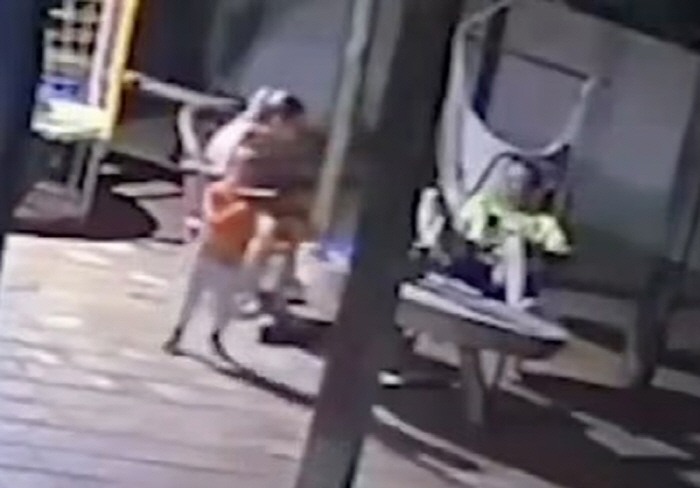 Two-year-old son is playing around, Tang, Mom dies...The owner of the pistol?