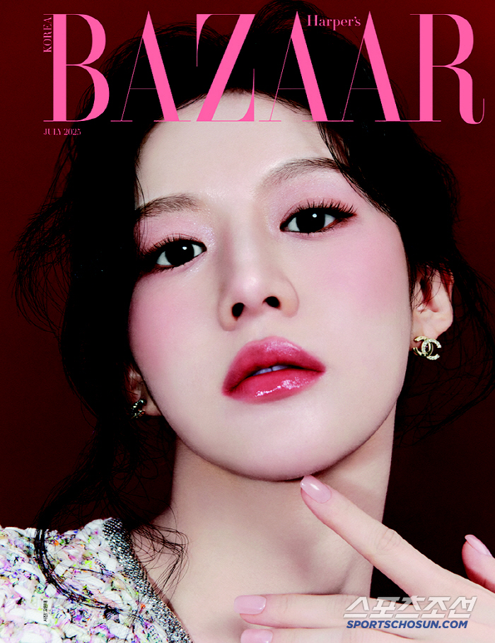 Wow, you're so beautiful. I'm Ko Yoonjung…This is the most fun I've ever had in my life (Harper's Bazaar)