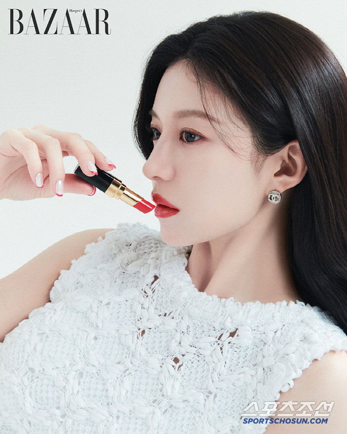 Wow, you're so beautiful. I'm Ko Yoonjung…This is the most fun I've ever had in my life (Harper's Bazaar)