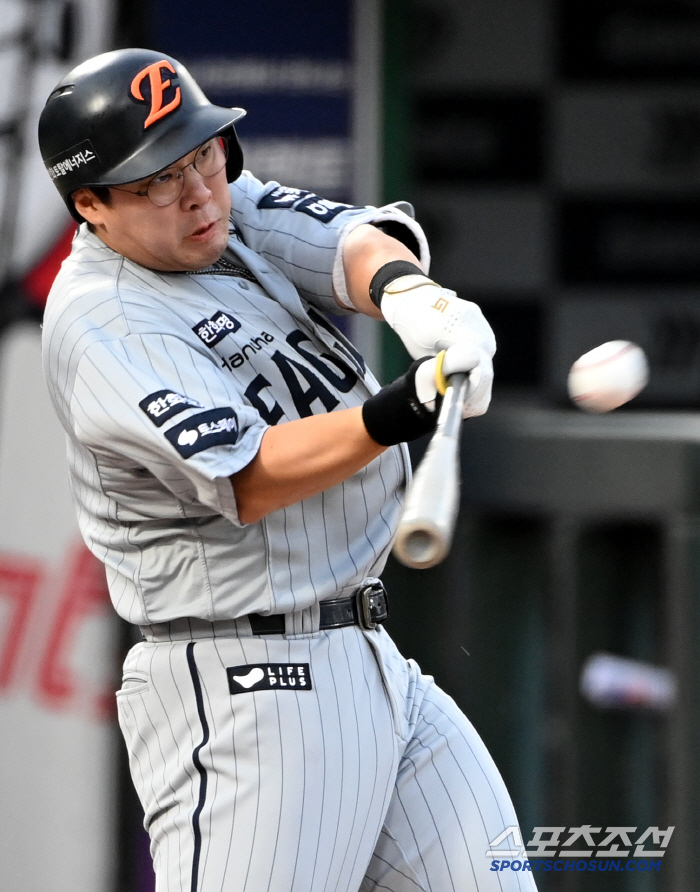 After wearing glasses, a home run that didn't come out like that happened. My eyes were not good, but it's amazing that I've been good at baseball.