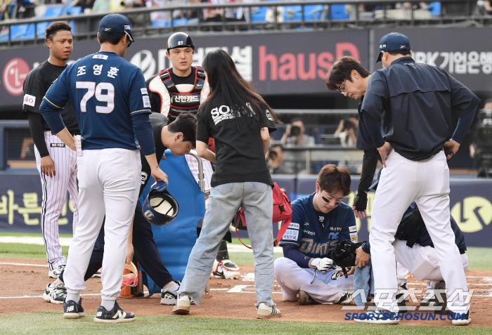 All the head coaches who bowed their heads to Park Gun-woo's head shot were worried in one mind, but thank God, the heartwarming Jamsil ground