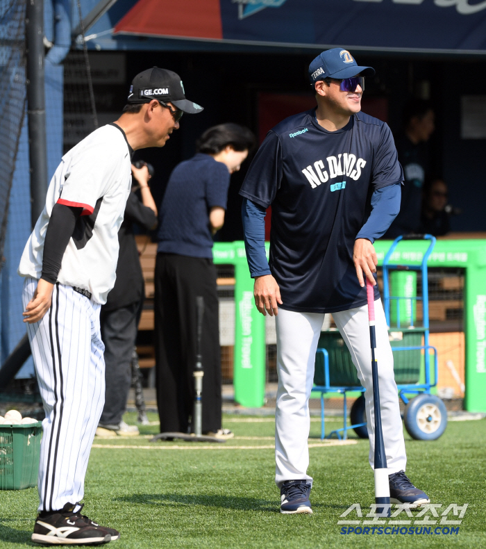 All the head coaches who bowed their heads to Park Gun-woo's head shot were worried in one mind, but thank God, the heartwarming Jamsil ground