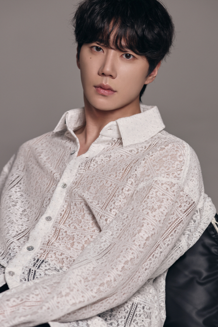 Are you sure you're a mobster? Lee Junyoung, wearing a see-through shirt...Different eyes