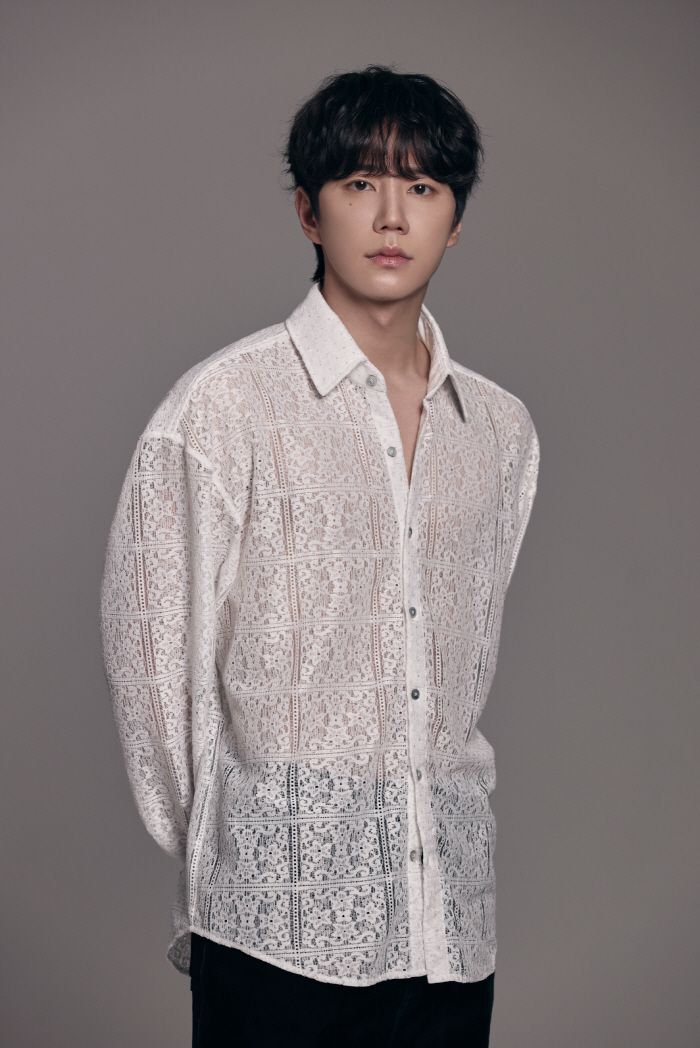 Are you sure you're a mobster? Lee Junyoung, wearing a see-through shirt...Different eyes
