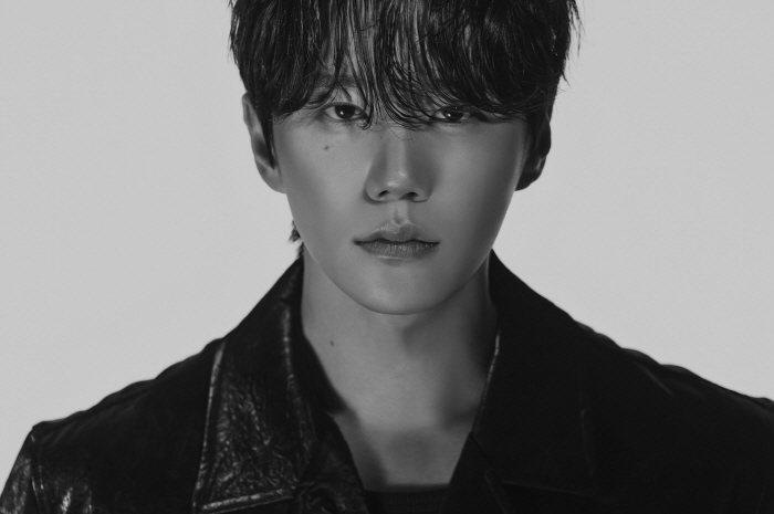 Are you sure you're a mobster? Lee Junyoung, wearing a see-through shirt...Different eyes