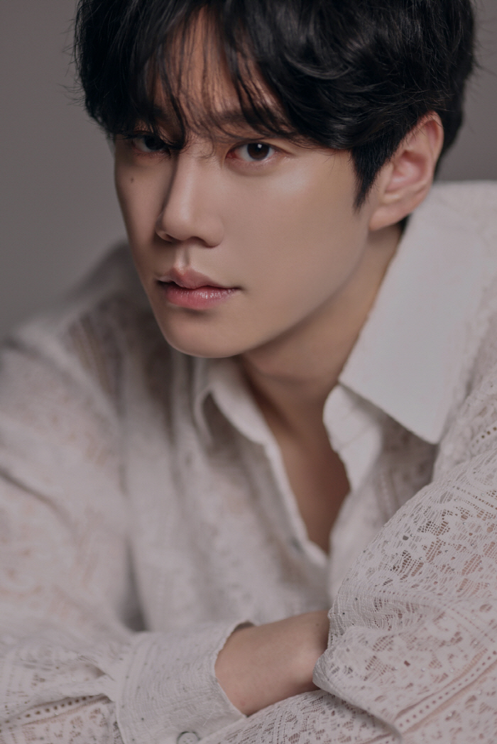 Are you sure you're a mobster? Lee Junyoung, wearing a see-through shirt...Different eyes