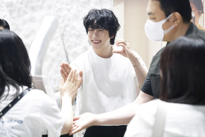 Chae Jong-hyeop, who showed tears at the fan meeting, repays his fans' love for a year with high-touch, 'I want to convey my sincere heart.'