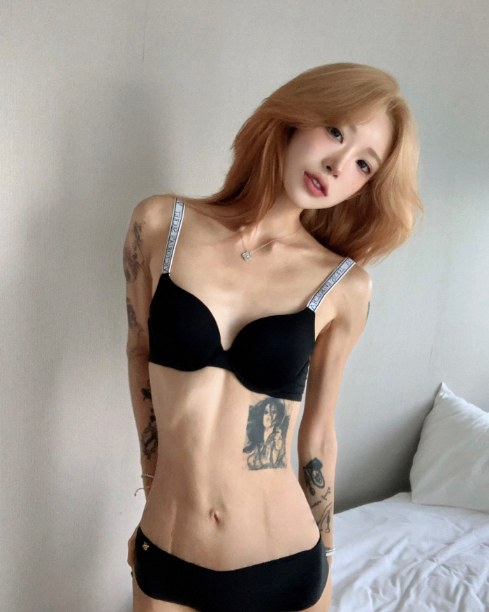 Choi Jun-hee's skinny body that even reveals his ribs...Fans are worried about my health, but I'm healthy