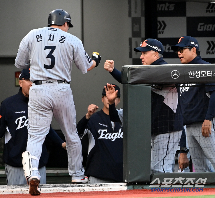 Coach Kim Kyung-moon's defense, who was delighted by Ahn Chi-hong's revival in glasses, said, 'If only I had played well for the time being 