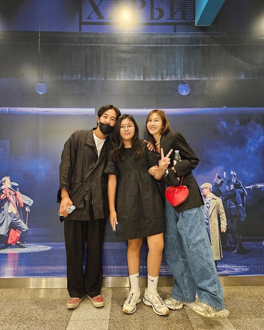 Eom Tae-woong's daughter, Zion, must be a good cook. The 12th birthday party that bends its upper legs