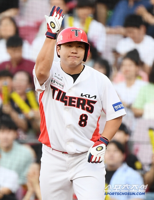The fighting spirit's Park Chan-ho  Lee Chang-jin's pinch-hit final hit KIA won four consecutive games, 5-3 come-from-behind victory over KT 