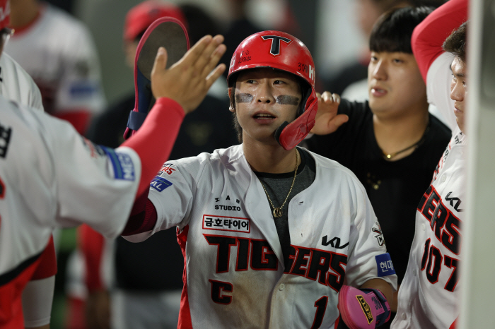 The fighting spirit's Park Chan-ho  Lee Chang-jin's pinch-hit final hit KIA won four consecutive games, 5-3 come-from-behind victory over KT 