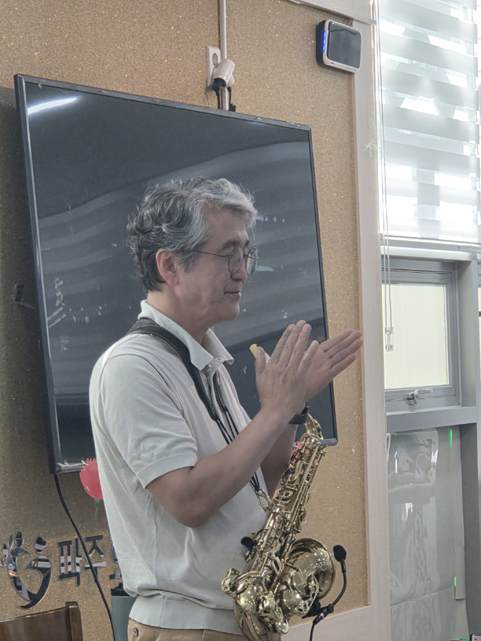 From a basketball fanatic to a filial piety delivery preacher, adviser Kim Ho-gyeom's sad life...A tour of the country to visit the elderly with a couple's wandering band