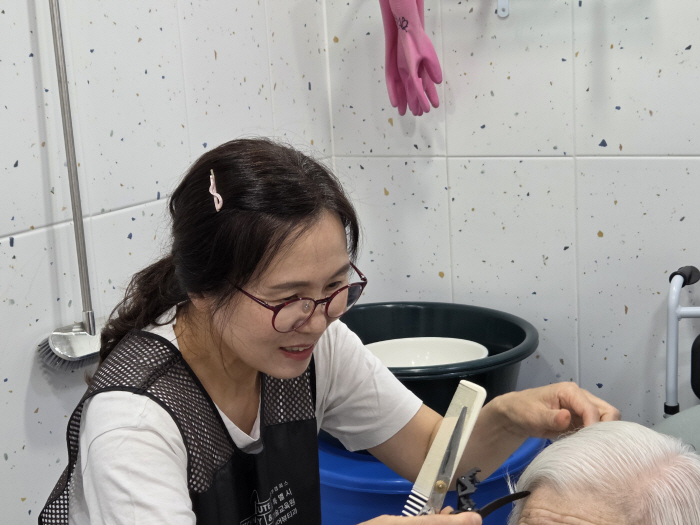From a basketball fanatic to a filial piety delivery preacher, adviser Kim Ho-gyeom's sad life...A tour of the country to visit the elderly with a couple's wandering band