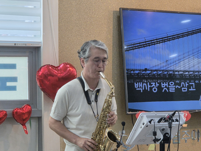 From a basketball fanatic to a filial piety delivery preacher, adviser Kim Ho-gyeom's sad life...A tour of the country to visit the elderly with a couple's wandering band