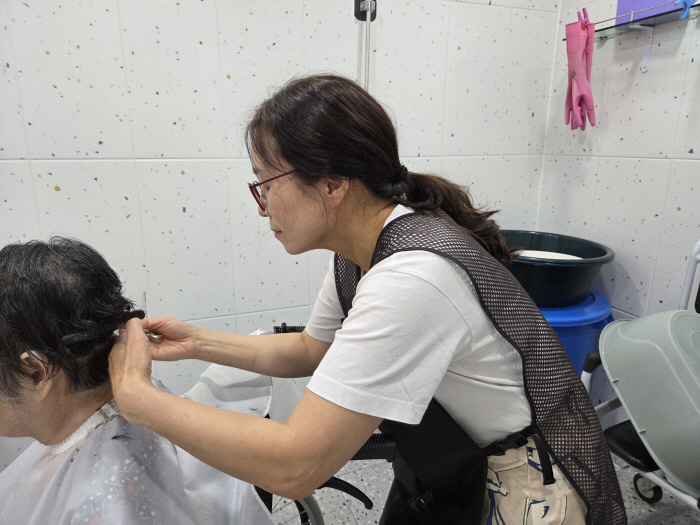 From a basketball fanatic to a filial piety delivery preacher, adviser Kim Ho-gyeom's sad life...A tour of the country to visit the elderly with a couple's wandering band
