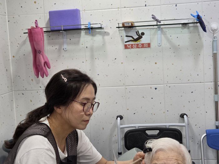 From a basketball fanatic to a filial piety delivery preacher, adviser Kim Ho-gyeom's sad life...A tour of the country to visit the elderly with a couple's wandering band